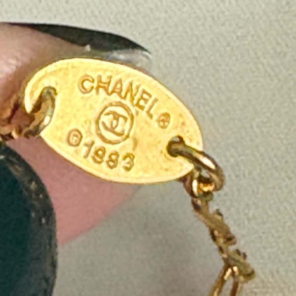 VINTAGE Authentic CHANEL 1983 CC medallion pendant necklace in 24K gold - Picture 7 of 16